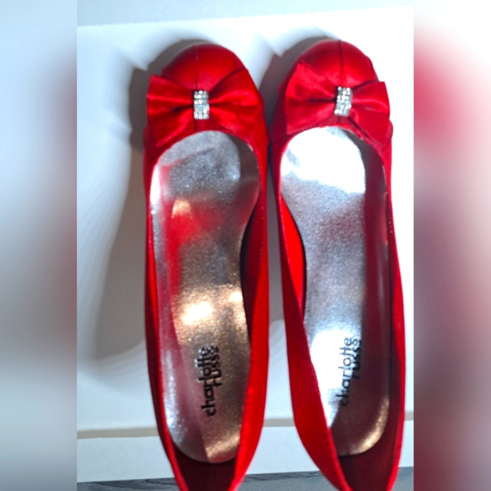 VIBRANT CHARLOTTE RUSSE RED LINED SHOES. SIZE 8 US. RED BOE WITH RHINESTONES. - Picture 4 of 10